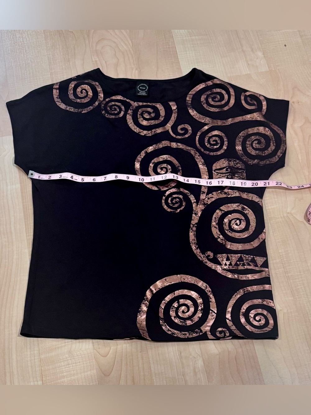 Gustav Klimt-inspired black tee with copper swirls (XL) - Picture 3 of 11
